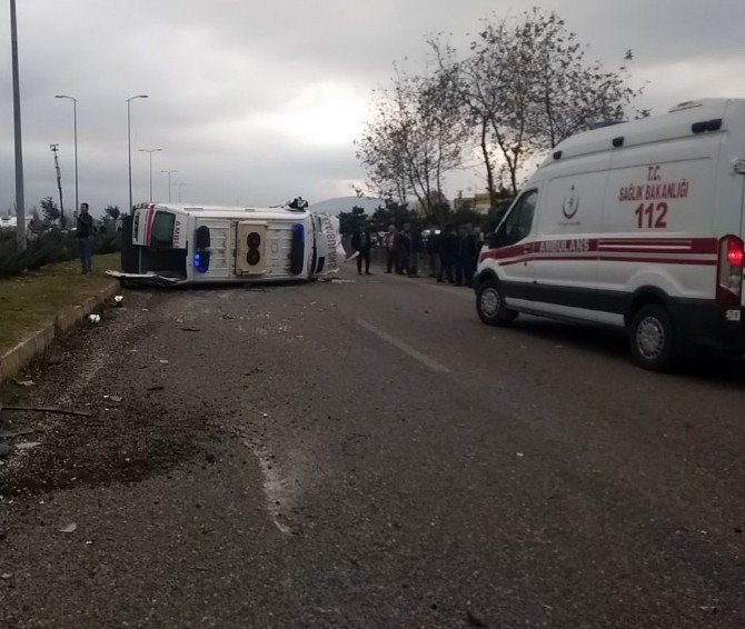 Otomobil Hasta Taşıyan Ambulansla Çarpıştı: 5 Yaralı