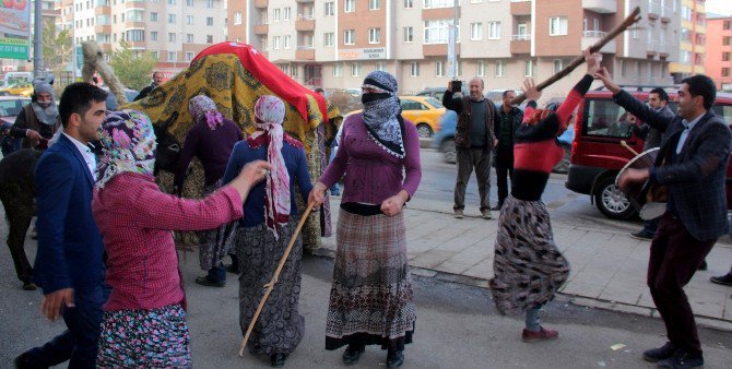 Sokakta Kadın Kıyafeti Giymiş Erkeklerin Oyunu Polisin Dikkatini Çekti