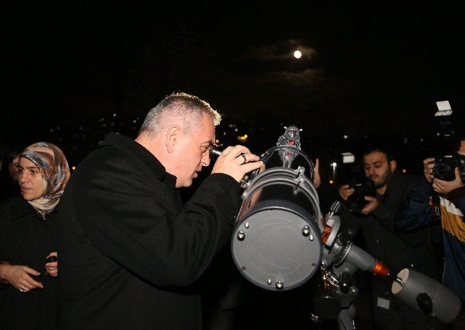 İstanbullular Süper Ay’ı Teleskoplarla İzlediler