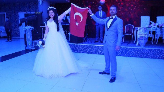 Gelin Ve Damat Salona Bayrakla Geldi