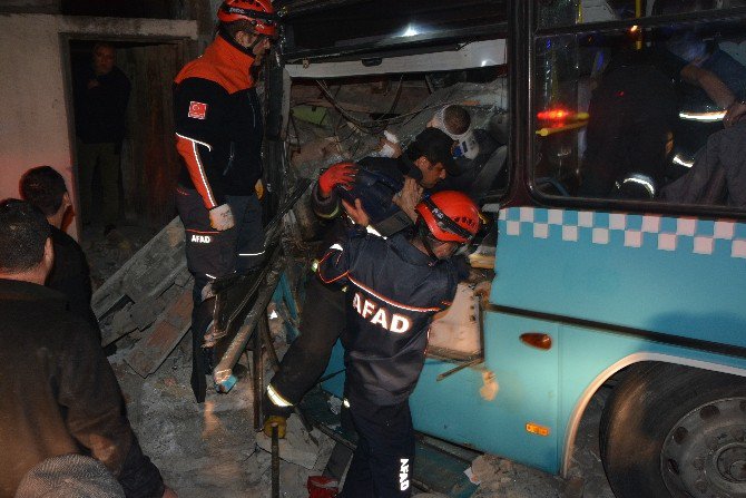 Kontrolden Çıkan Halk Otobüsü Eve Girdi: 6 Yaralı