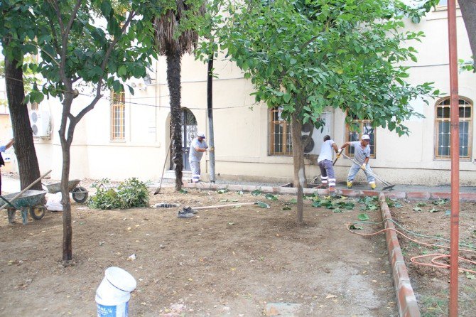 Maarif-i Sultan Camii’nin Bahçesi Yenilendi