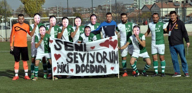 Futbolcuya Sürpriz Doğum Günü