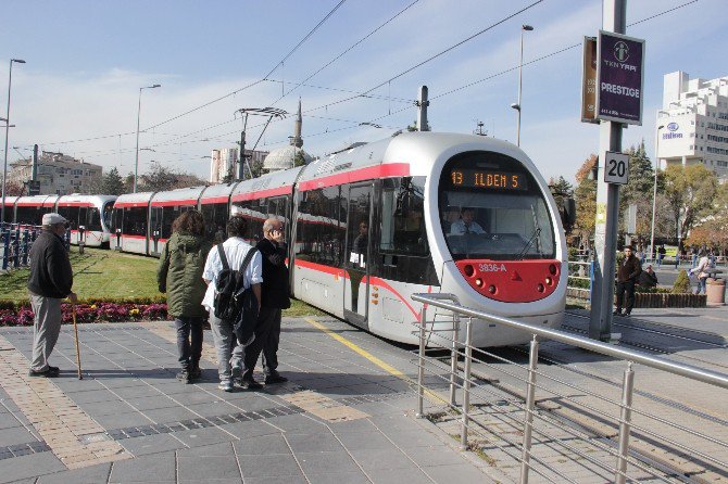 Tramvay Yolcuları En Çok Kimliklerini Unuttu