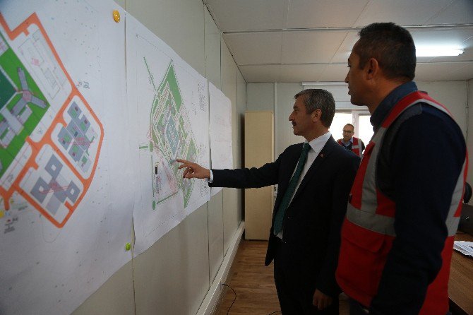 Belediye Başkanı Mehmet Tahmazoğlu, Şehir Hastanesi İnşaatında İnceleme Yaptı