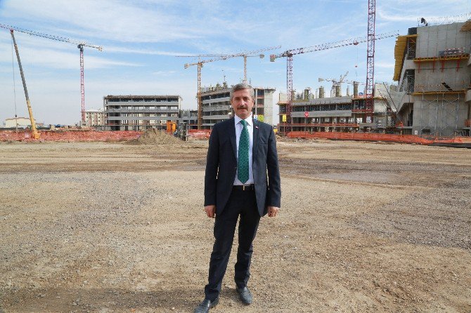 Belediye Başkanı Mehmet Tahmazoğlu, Şehir Hastanesi İnşaatında İnceleme Yaptı