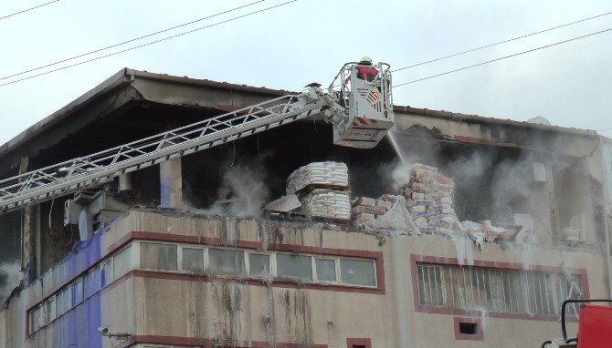 Sultanbeyli’de Patlama Sonrası Çıkan Yangın Kontrol Altında