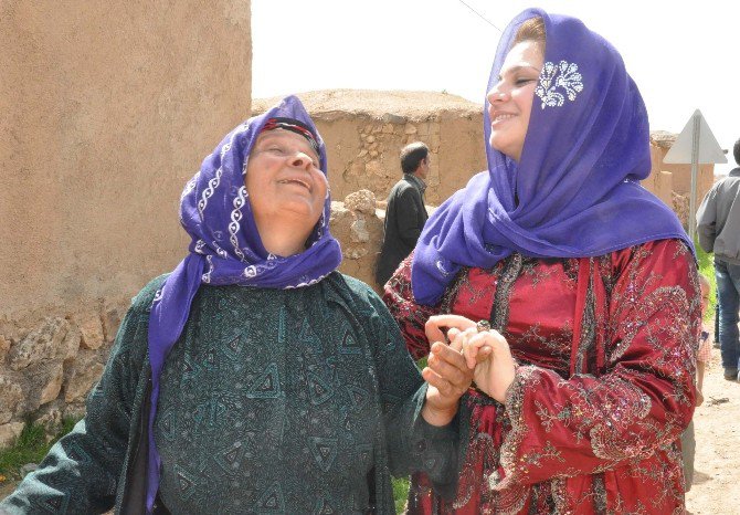 Suriyeli Mültecilere Ayşenur Ayhan Şefkat Elini Uzattı