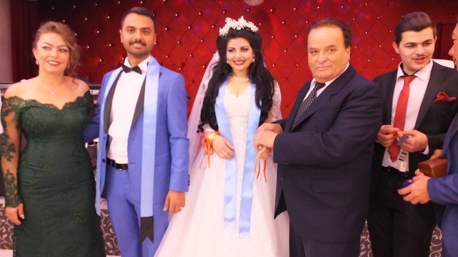 Gelin Ve Damat Salona Bayrakla Geldi