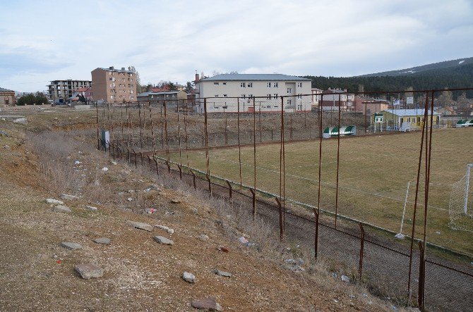 Tribünleri Yapılmayan Sarıkamış Stadyumu Tepkilere Neden Oluyor