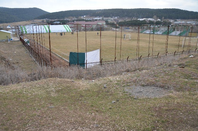 Tribünleri Yapılmayan Sarıkamış Stadyumu Tepkilere Neden Oluyor