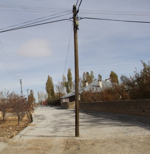 Yollar Genişletilince Direkler Ortada Kaldı