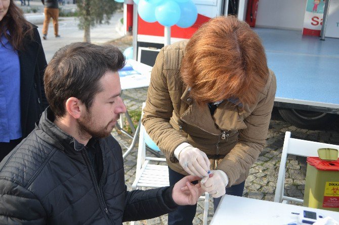 Sağlık Görevlileri Vatandaşın Şekerini Ölçtü