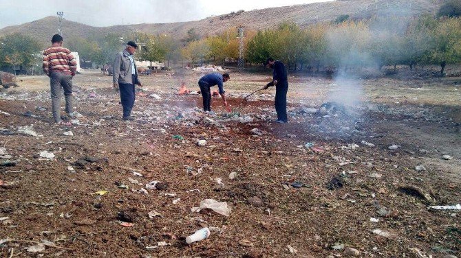 Sınıf Öğretmeni Ve Köylüler El Ele Verip Köyü Temizledi