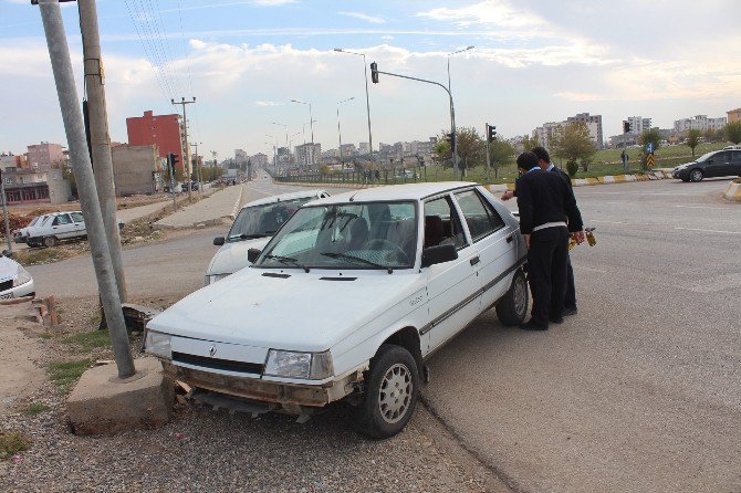 İki Otomobil Çarpıştı: 3 Yaralı