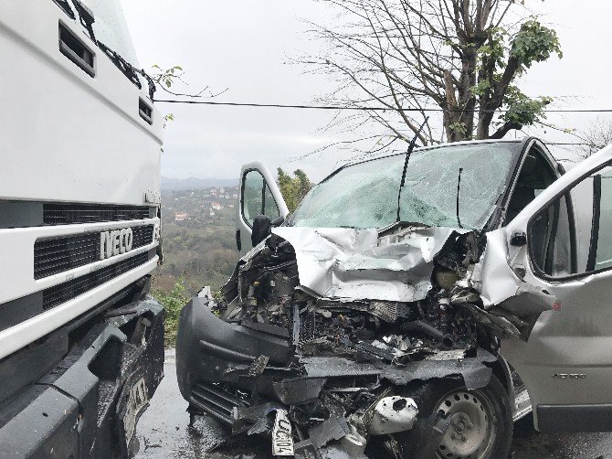 Köy Yolunda Kafa Kafaya Çarpıştılar: 2 Yaralı