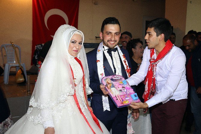 Arkadaşlarından Damat Ve Geline Barbi Bebek Ve Emzik