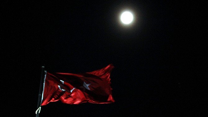 Manisalı Gençler “Süper Ay”ı Fotoğraflamak İçin Spil Dağı’na Çıktı