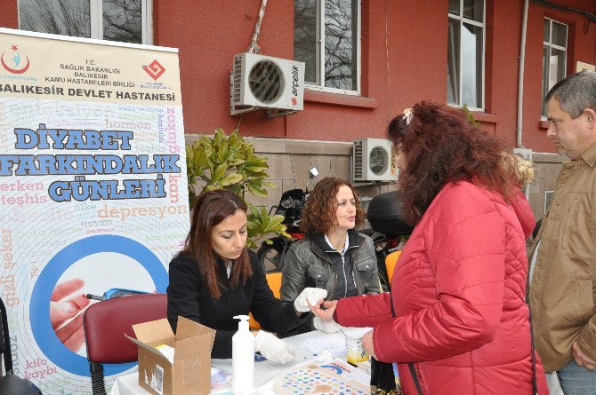 Hastane Bahçesinde Şeker Ölçümü Yapıldı