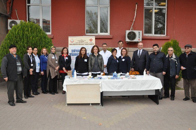 Hastane Bahçesinde Şeker Ölçümü Yapıldı