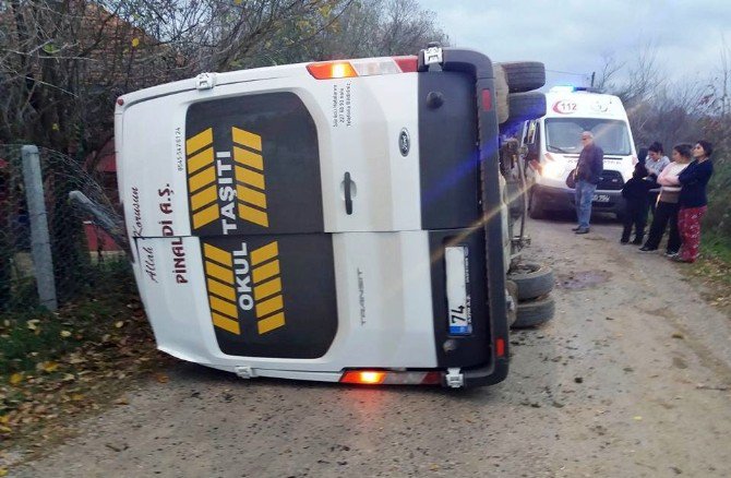 Bartın’da Direğe Çarpan Minibüs Devrildi: 1 Yaralı