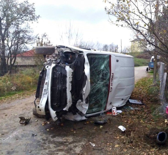 Bartın’da Direğe Çarpan Minibüs Devrildi: 1 Yaralı