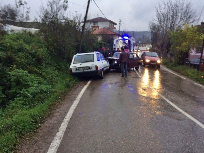 Bartın’da İki Otomobil Kafa Kafaya Çarpıştı