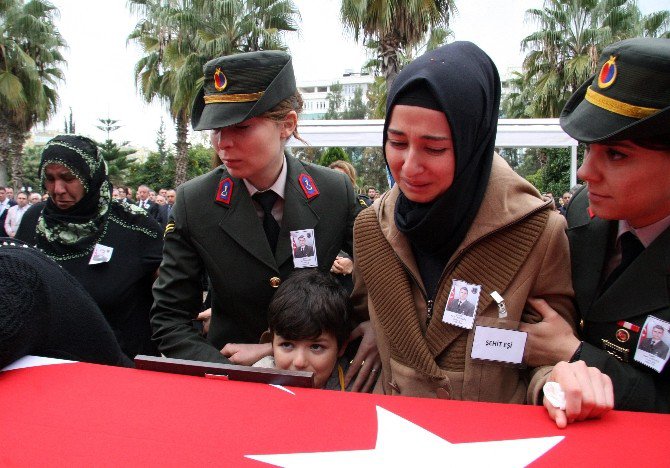 Şehit Uzman Çavuş’u Silah Arkadaşları Selam Ve Dualarla Uğurladı, Eşi Ve Annesi Gözyaşlarına Boğuldu