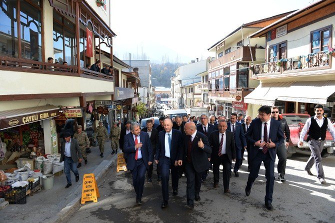 Vali Azizoğlu, İspir’de Muhtarlarla Bir Araya Geldi