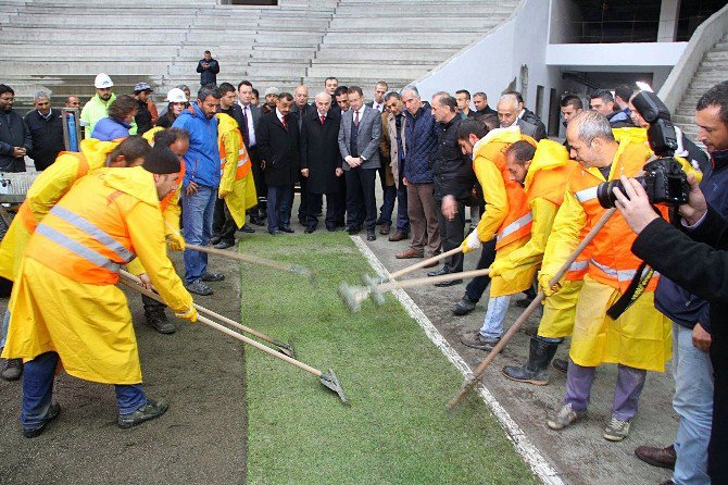 Samsun’un Yeni Stadında Çim Serme İşlemi Başladı