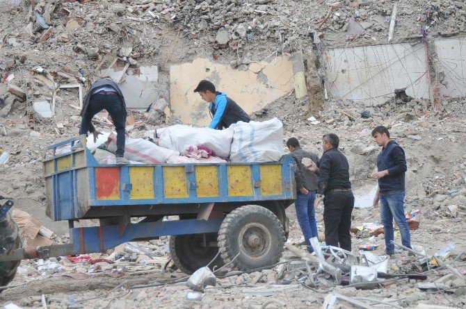 Hayatları Enkaz Yığınlarının Arasında Kaldı