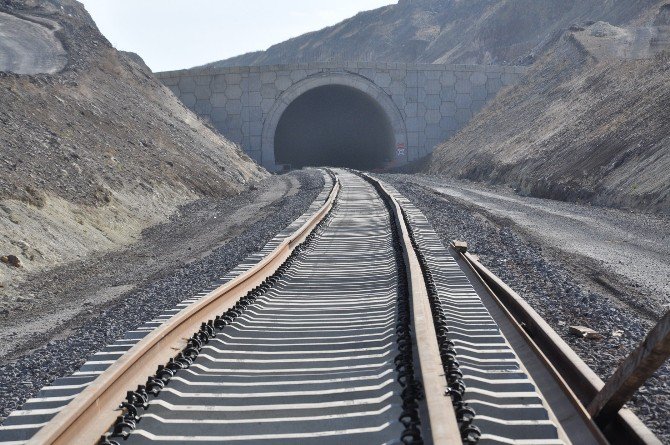 Asrın Projesi’nde Raylar Döşeniyor