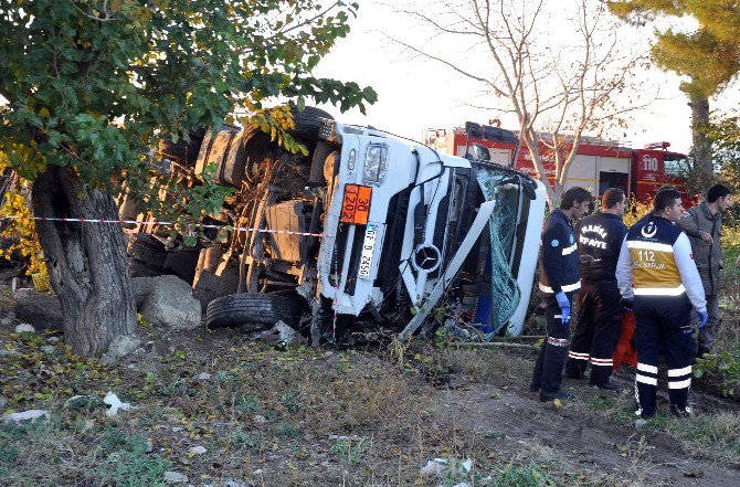 Mazot Yüklü Tır Şarampole Yuvarlandı: 1 Ölü