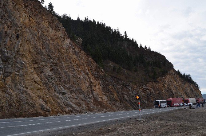 Trabzon-gümüşhane Karayolunda Yol Güvenliğini Tehlikeye Düşüren Kayalar Tıraşlanıyor