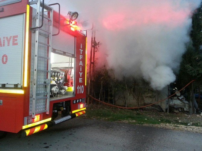 Adıyaman’da Odunluk Yangını Büyümeden Söndürüldü