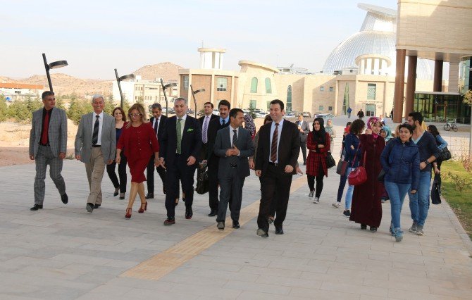 Ak Parti İstanbul Milletvekili Metin Külünk Neü’de Konferans Verdi