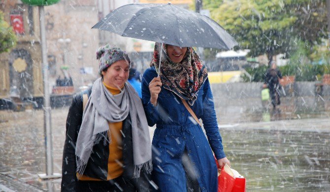 Aksaray’a Mevsimin İlk Karı Düştü