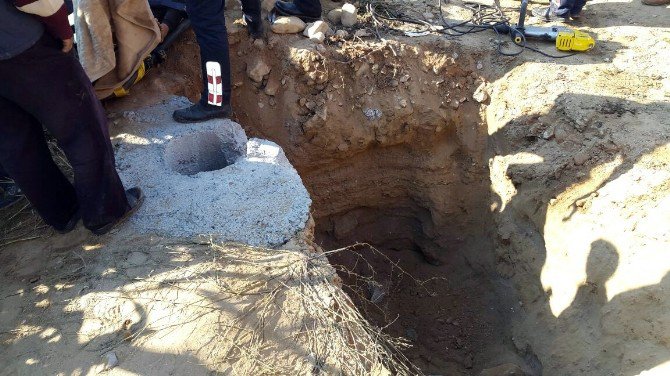 Direk Çukuruna Sıkışan Çocuk Uzun Uğraşlar Sonucu Kurtarıldı