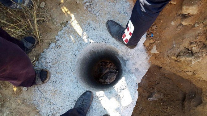 Direk Çukuruna Sıkışan Çocuk Uzun Uğraşlar Sonucu Kurtarıldı