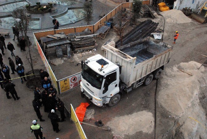 İnşaat Çalışmalarını İzlerken Kamyonun Altında Kaldı