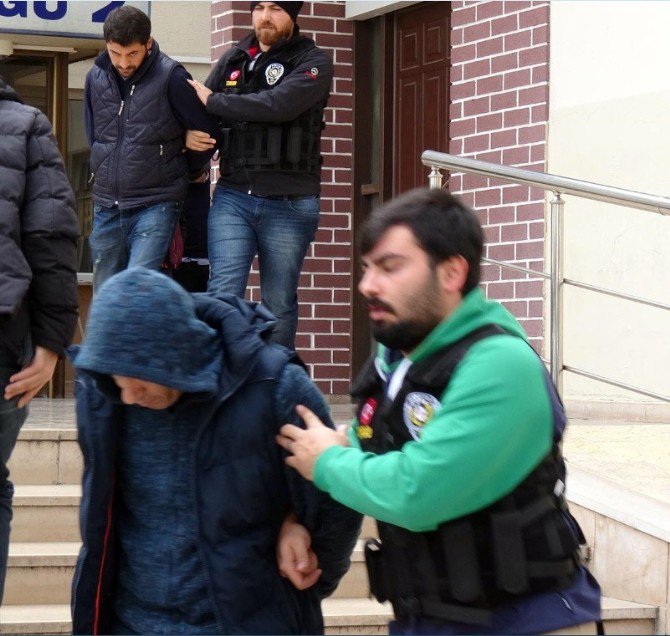 Polisin Baskın Yaptığı Eve Uyuşturucu Getirince Gözaltına Alındı