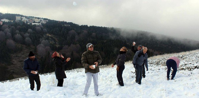 Uludağ’a Mevsiminden Önce Kar Yağdırdılar...