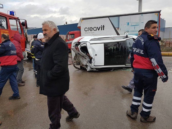 Kamyonun Çarptığı Otomobil Devrildi: 2 Yaralı