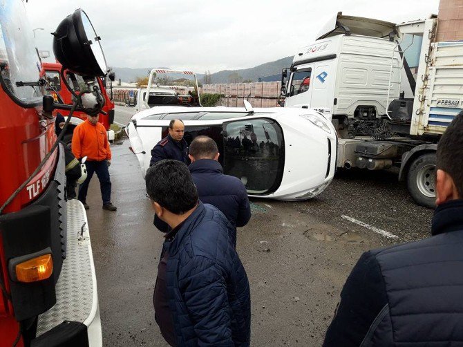 Kamyonun Çarptığı Otomobil Devrildi: 2 Yaralı