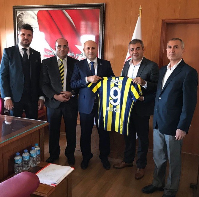 Didimli Fenerbahçeliler Kaymakam Ve Başsavcıya Forma Hediye Etti