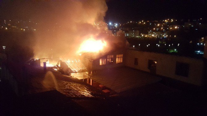 Lokanta Çatısında Başlayan Yangında Bina Küle Döndü