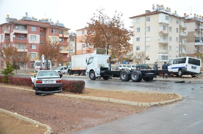 Polis Minibüsü İle Otomobil Çarpıştı: 1’i Polis 2 Yaralı