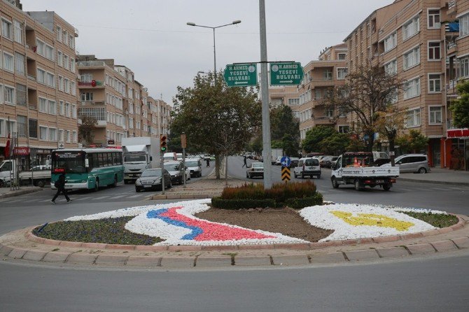 Melikgazi’de Kavşaklar Renklendi