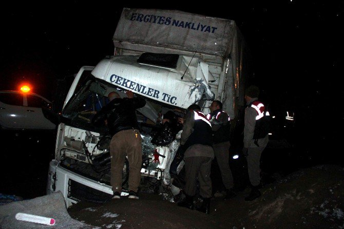 Kamyonlar Kafa Kafaya Çarpıştı: 1 Ölü, 1 Yaralı