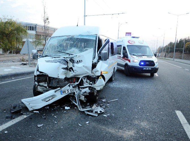 Öğrenci Servisi Tır’a Çarptı: 18 Yaralı